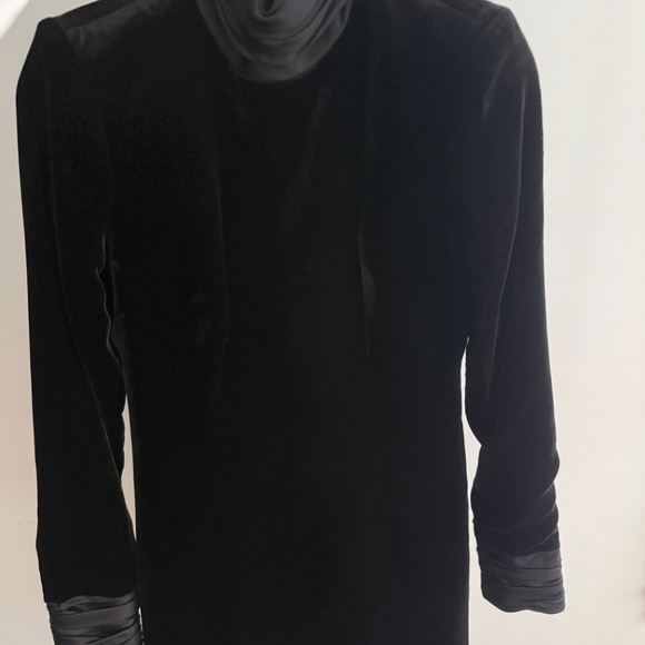 Cinq a sep Black Velvet dress with satin sleeves - Picture 4 of 9